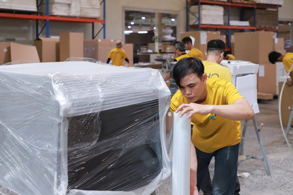 BOHO export team monitors the loading process to ensure product safety and shipping efficiency.