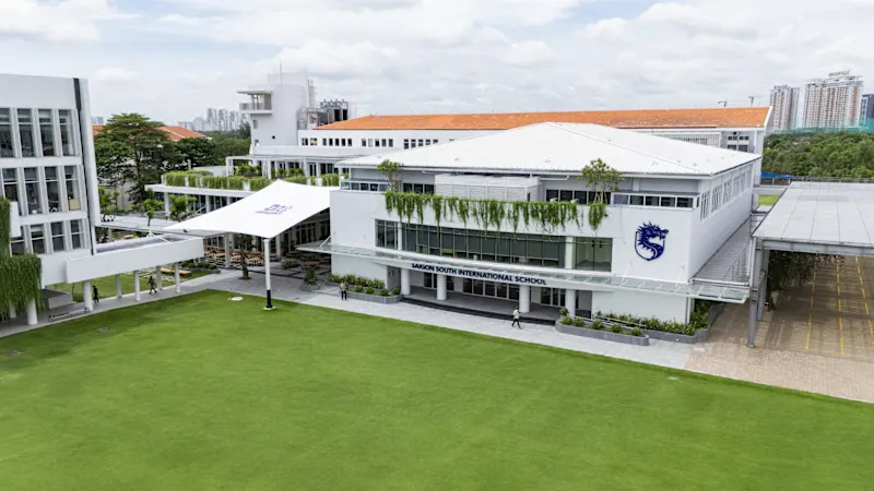 Mái ngói đỏ được giữ lại tại tòa nhà Upper Elementary SSIS